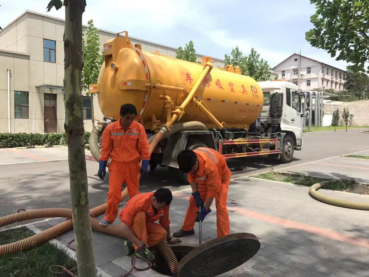 吉水管道疏通车停在窨井附近