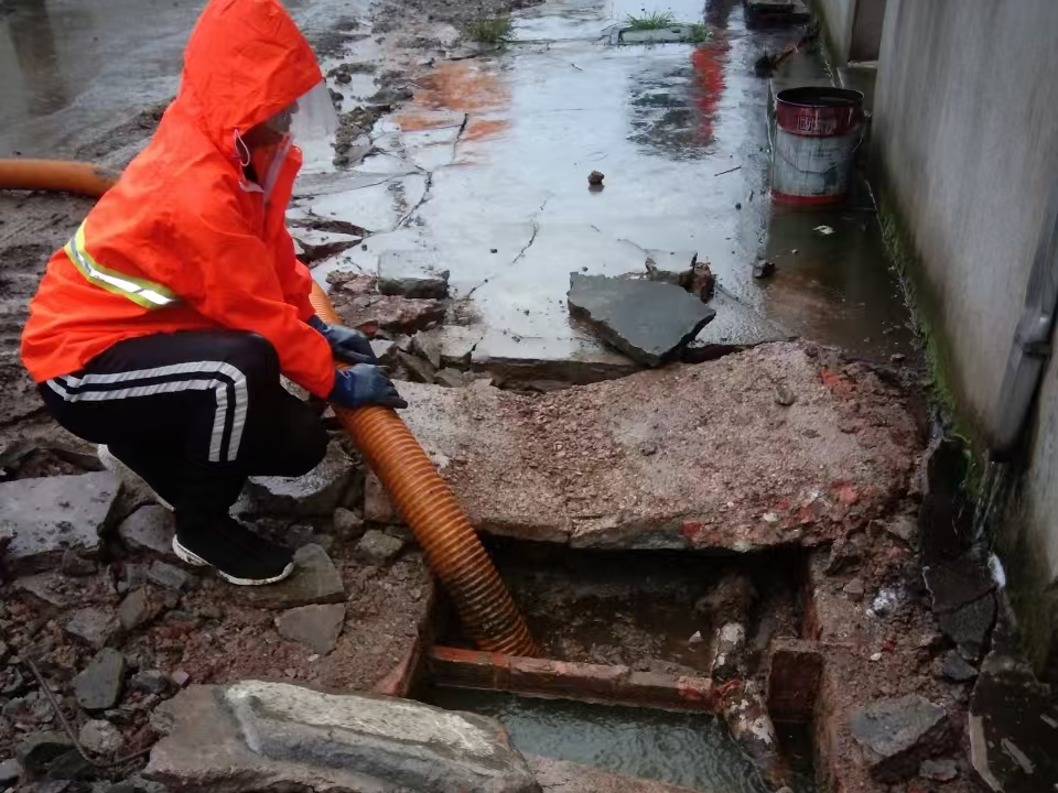 吉水专业清理污水池 炜誉市政以规范流程守护城市 “肠道”